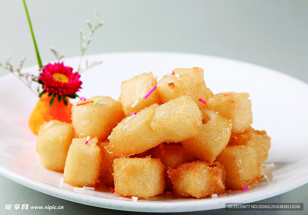 美味油炸豆腐块摆盘精致