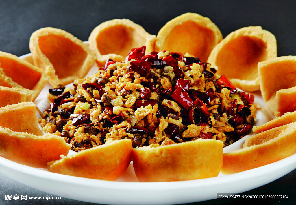 金黄锅巴配香辣炒肉丁