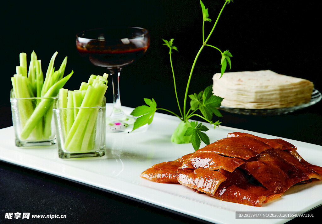 美味烤鸭配清爽蔬菜