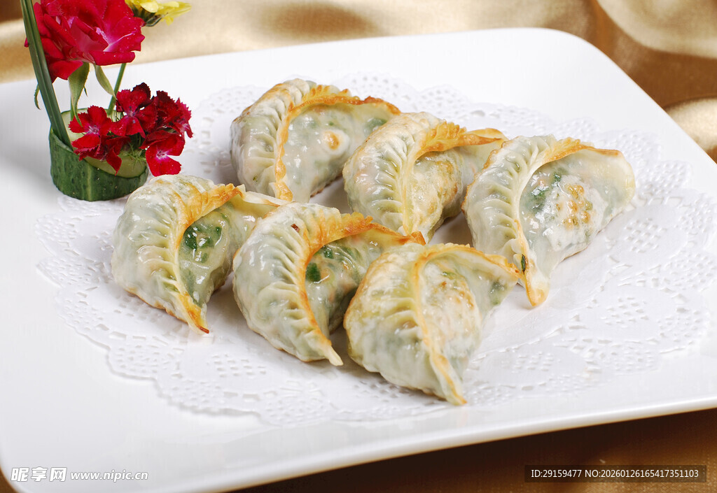 美味煎饺摆放在精致盘中