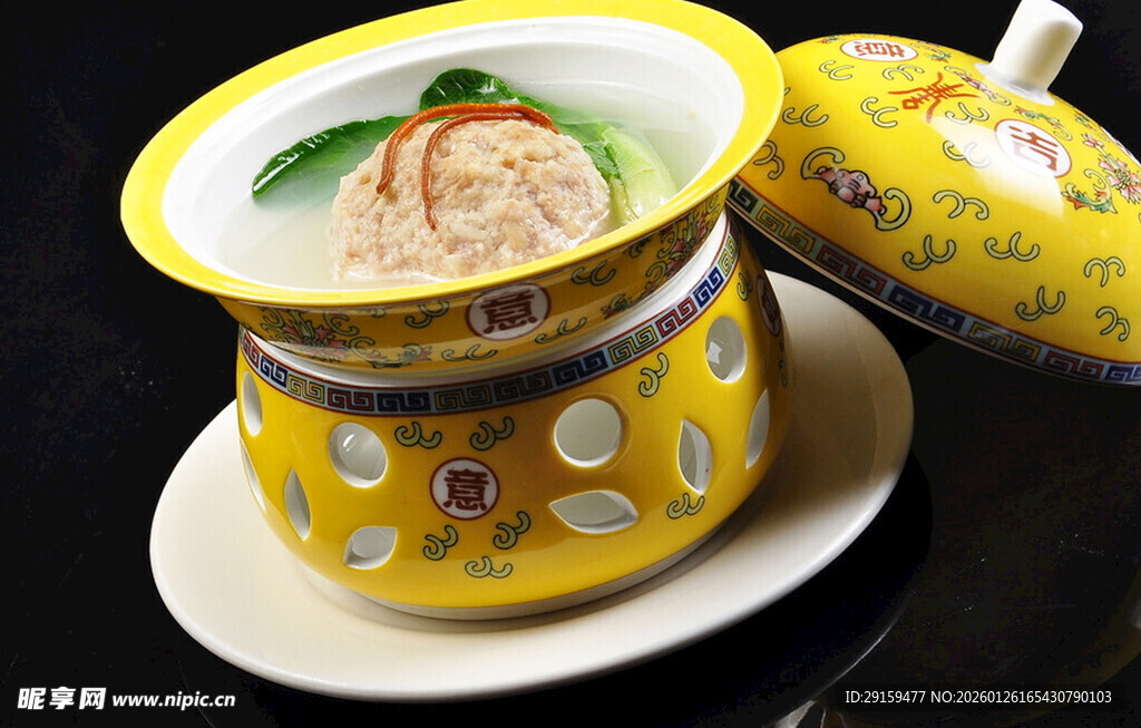 精美黄瓷炖盅盛美味佳肴