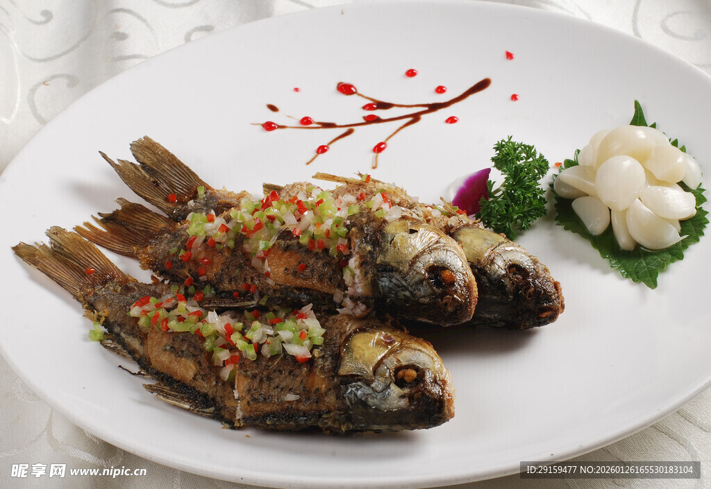 香煎鲫鱼配精致小菜