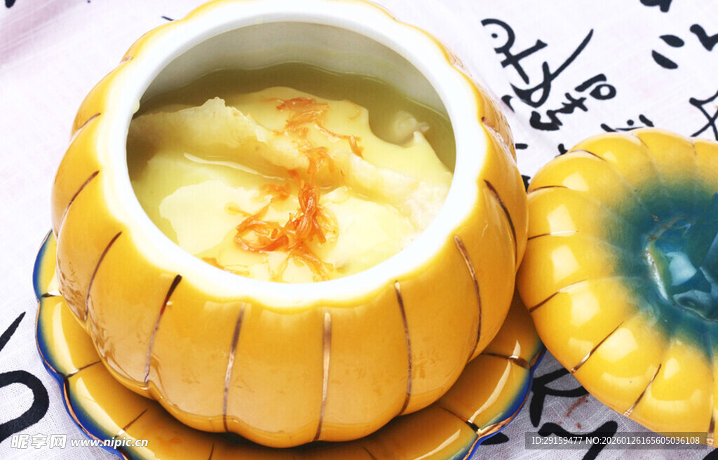 南瓜盅里的美味炖品