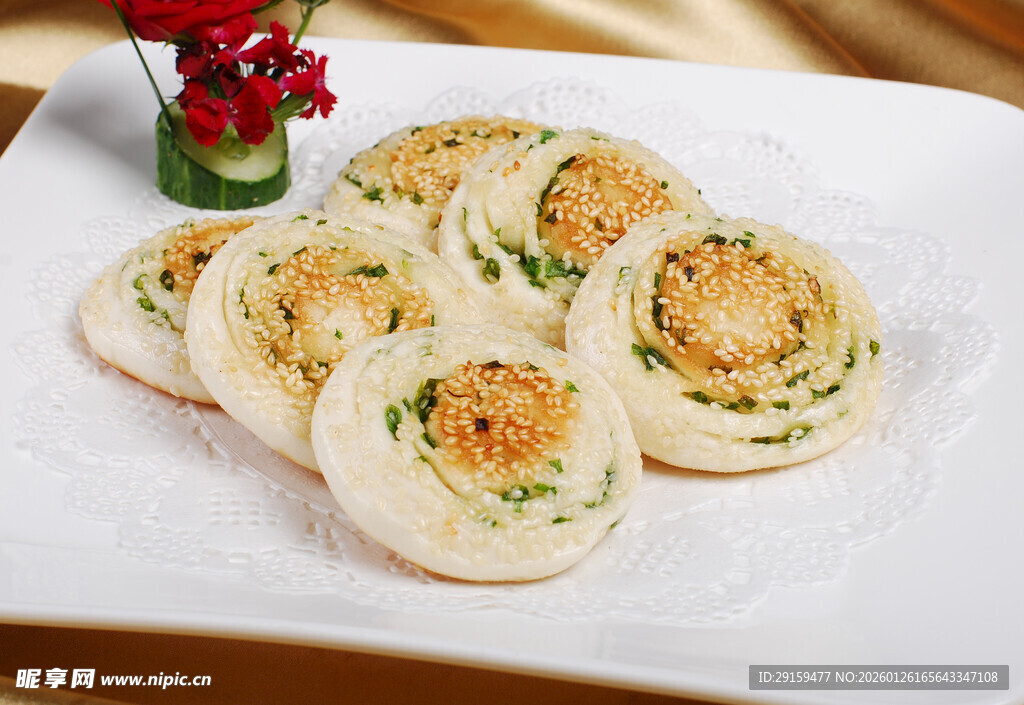 美味葱花卷摆放在精致盘中