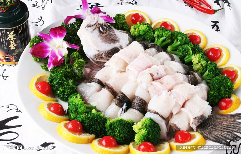 精美摆盘的海鲜刺身拼盘