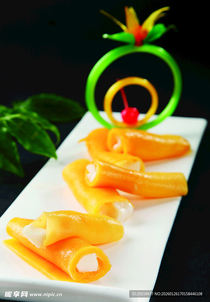 创意摆盘的橙黄色美食