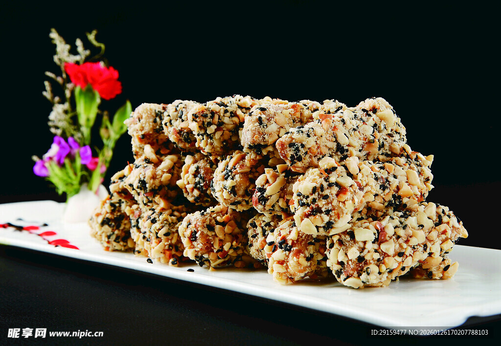 美味芝麻糖摆放在盘中