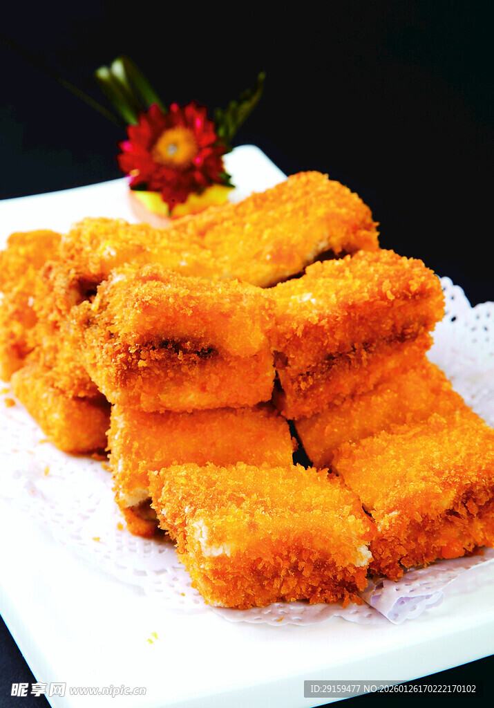 香酥炸物美食整齐摆盘中