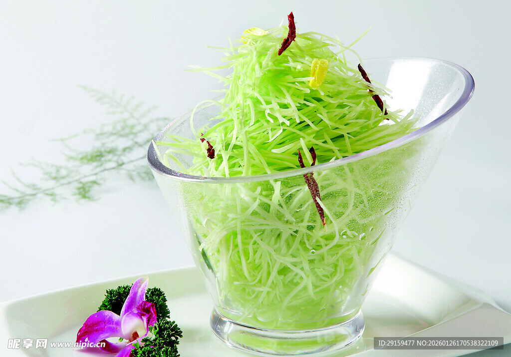 玻璃杯中翠绿丝状蔬菜