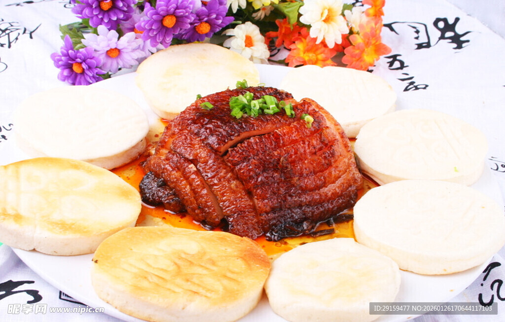 美味东坡肉配松软面饼