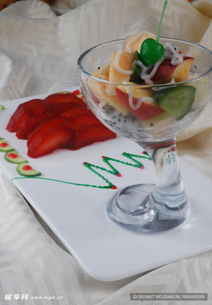精致水果杯搭配草莓装饰