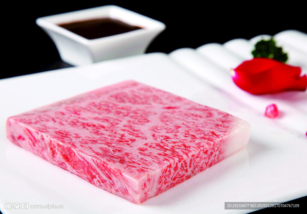 新鲜雪花牛肉摆盘展示