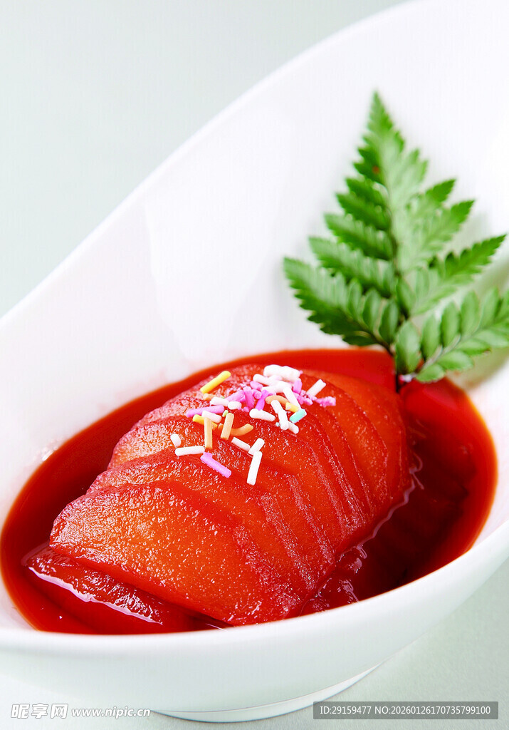 红汁浇淋的精致菜肴