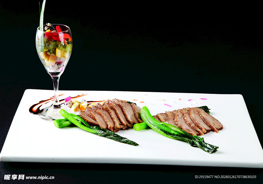 精致牛排配蔬菜与水果杯