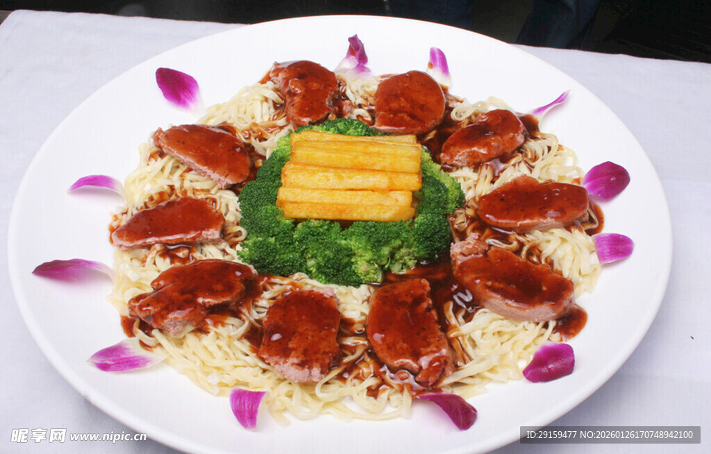 精美摆盘的特色菜肴