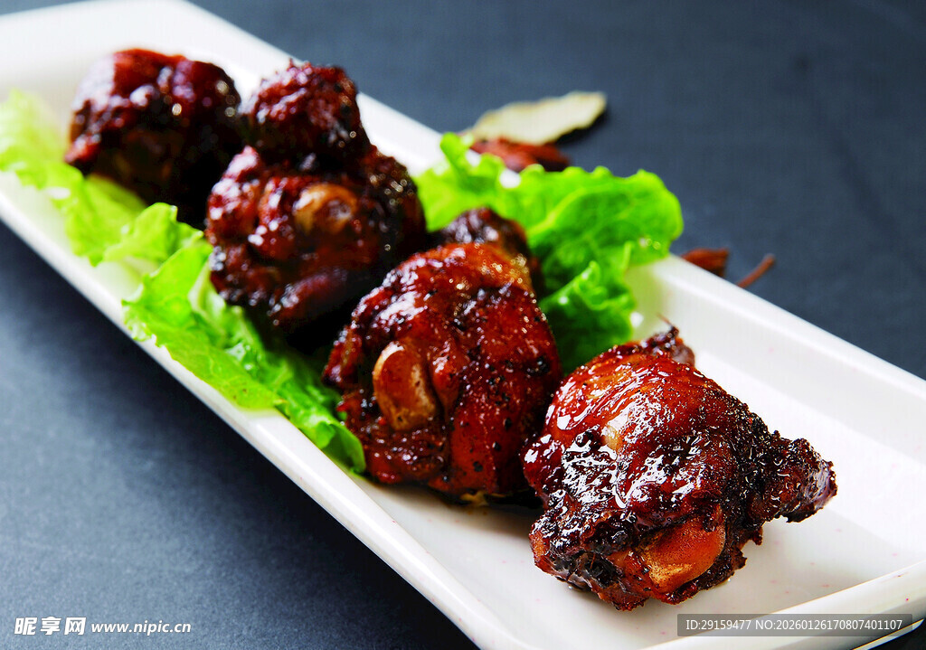 美味酱排骨摆于翠绿生菜上
