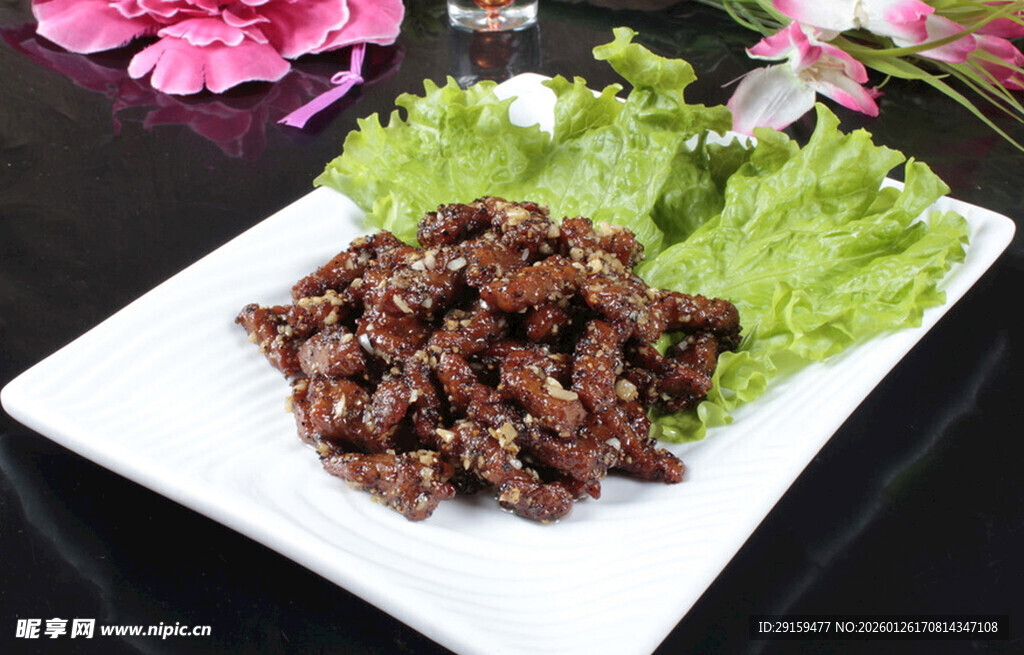 美味酱牛肉摆于生菜上