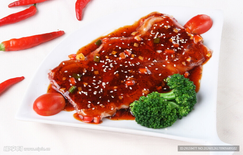 香辣烤肉配西兰花