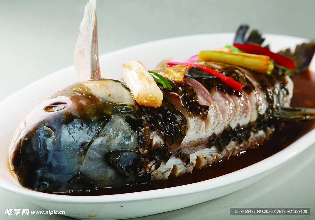 红烧鱼摆盘精致色泽诱人