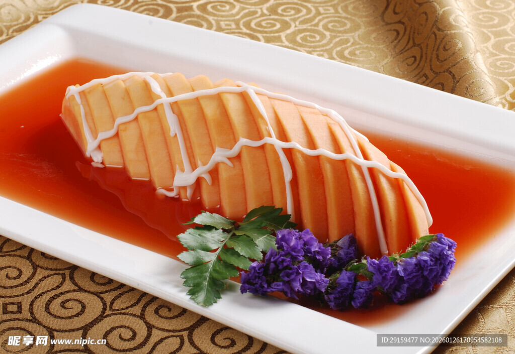 精致摆盘的特色浇汁菜肴