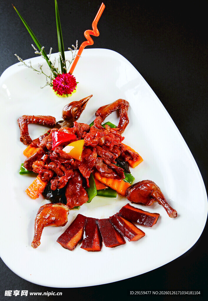 香辣美味鸭掌摆盘精致