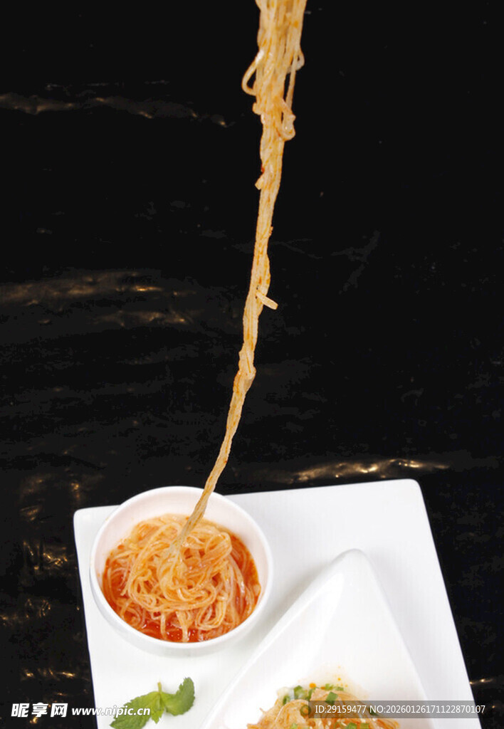 拉面被挑起的诱人瞬间