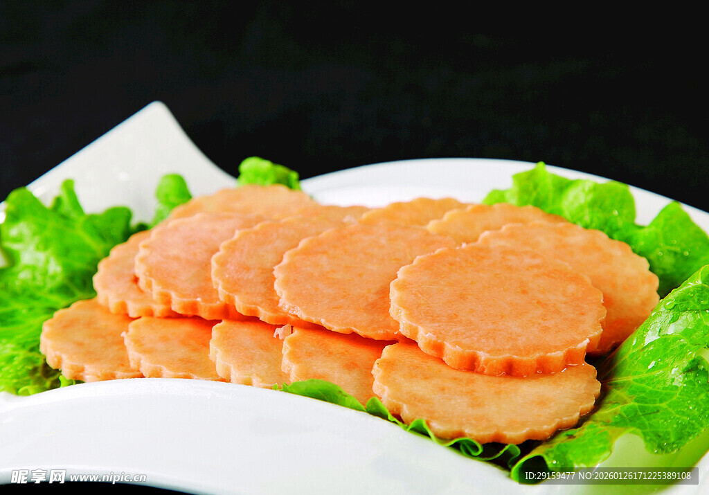 美味鸡肉饼配新鲜生菜