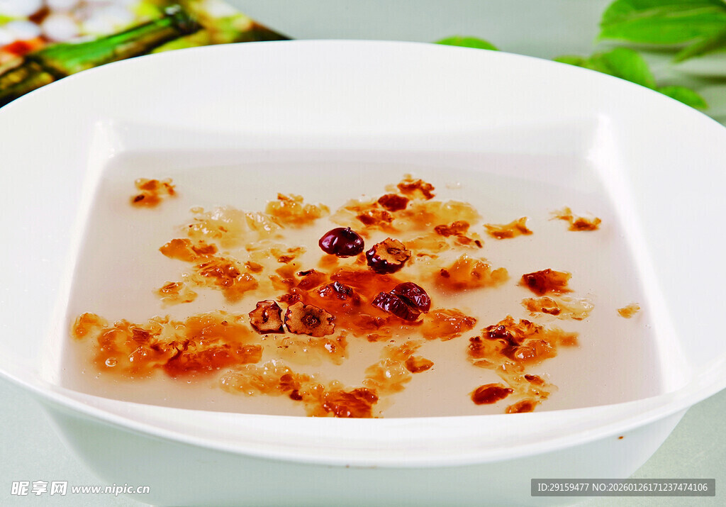 白色碗中盛放的红色碎物