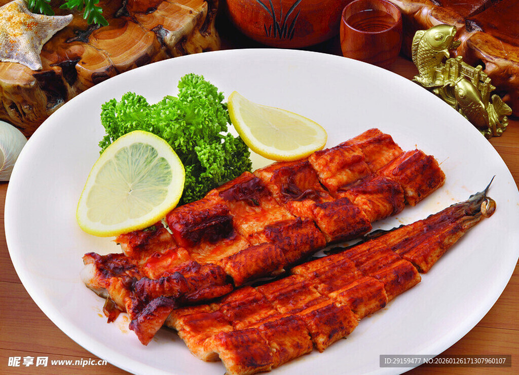 香烤秋刀鱼配清新柠檬