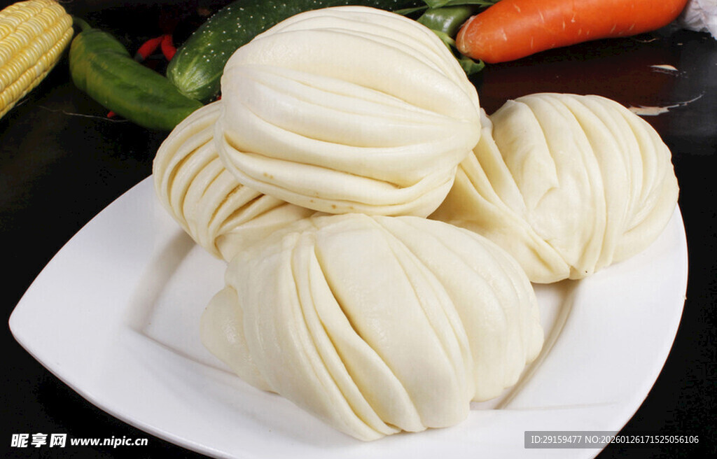 美味花卷摆于盘中