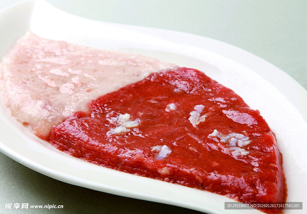 新鲜生肉切片展示