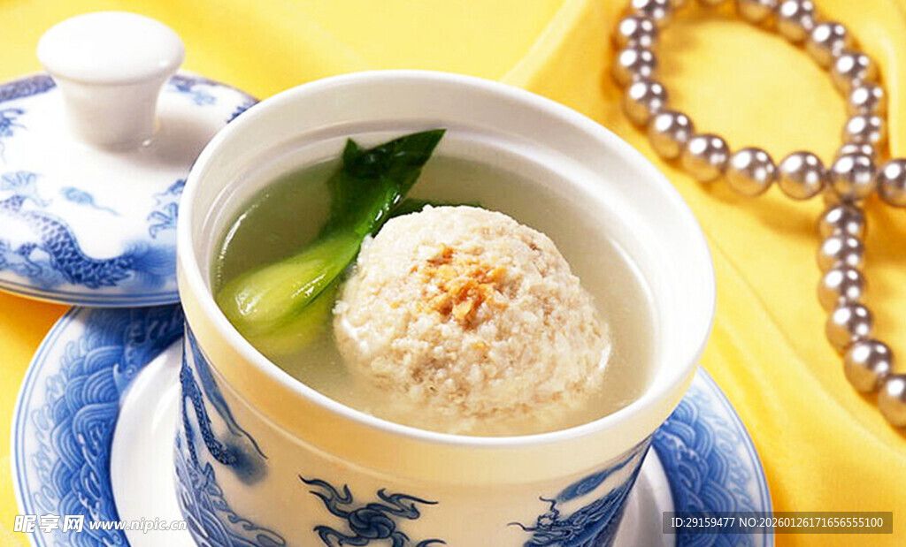 青花瓷碗中的养生汤品
