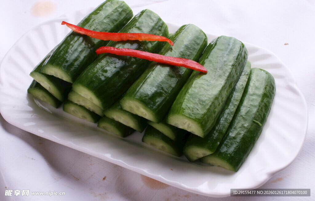 盘装切段青瓜配红椒丝