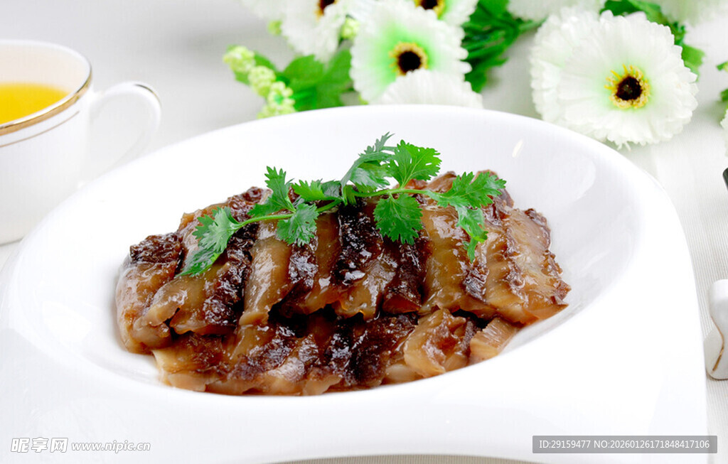 美味红烧排骨摆盘中