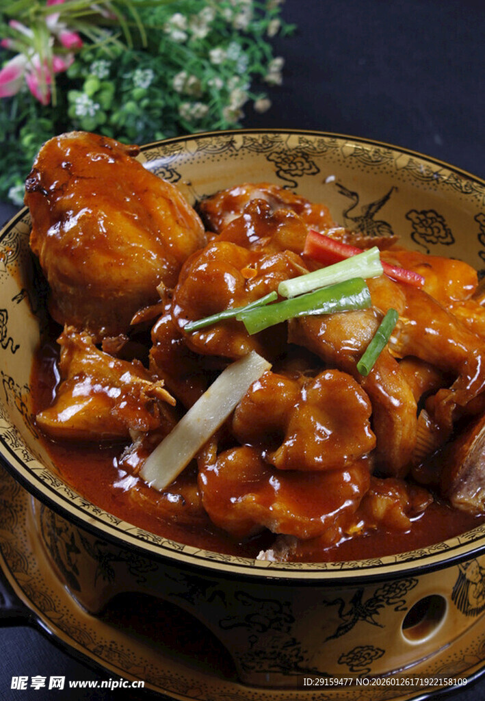 美味红烧鸡块盛于铜锅