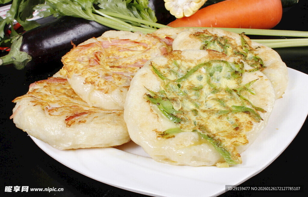 蔬菜煎饼摆放在白色盘中