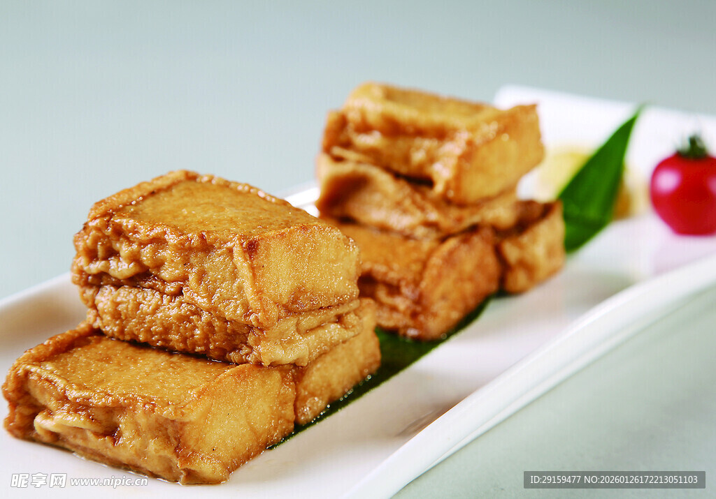 美味豆干摆放在白色盘上