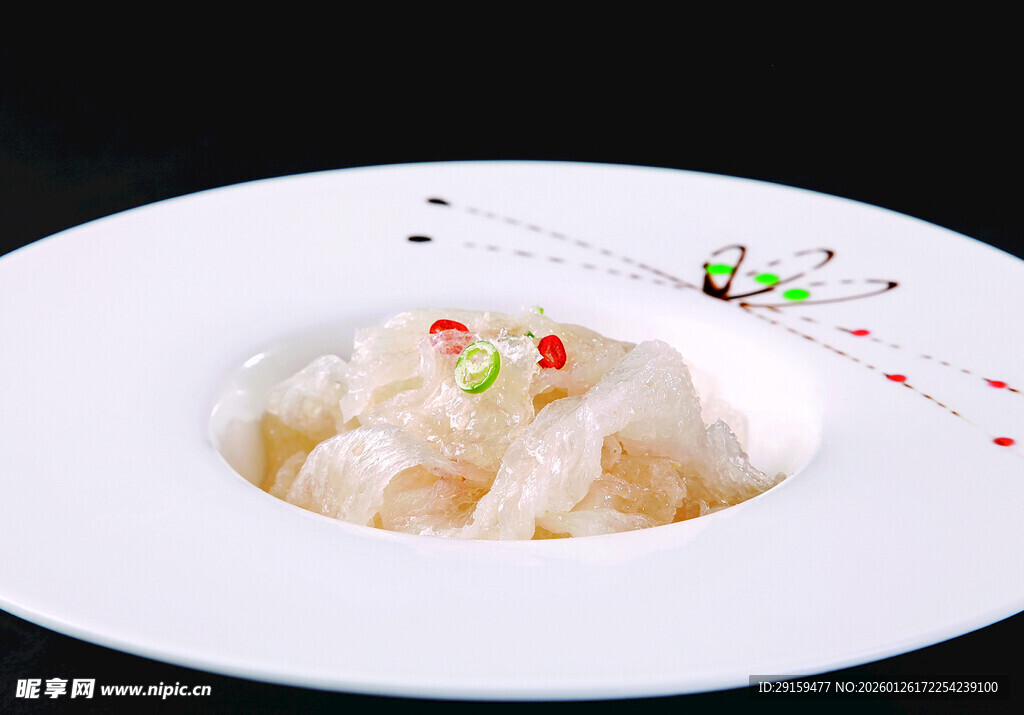 精致摆盘的美味水晶虾仁