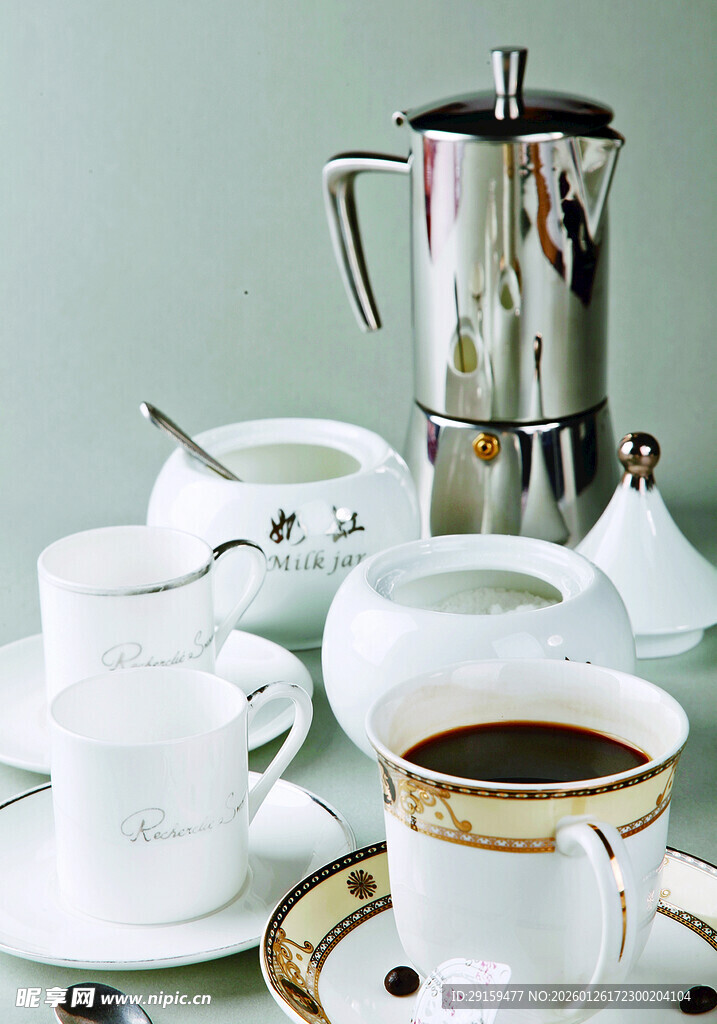 精致咖啡杯具与咖啡壶