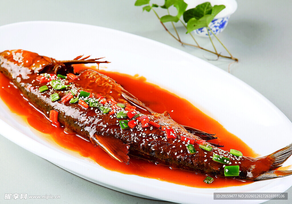 红烧鱼摆盘中色泽诱人