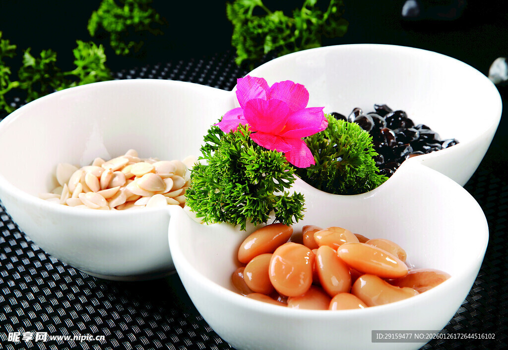 多彩坚果与花的精致组合