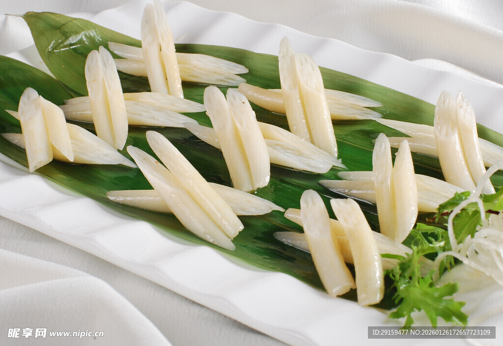 凉拌藕带摆于绿叶之上