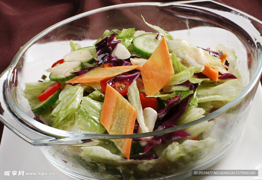 玻璃碗中的多彩蔬菜沙拉