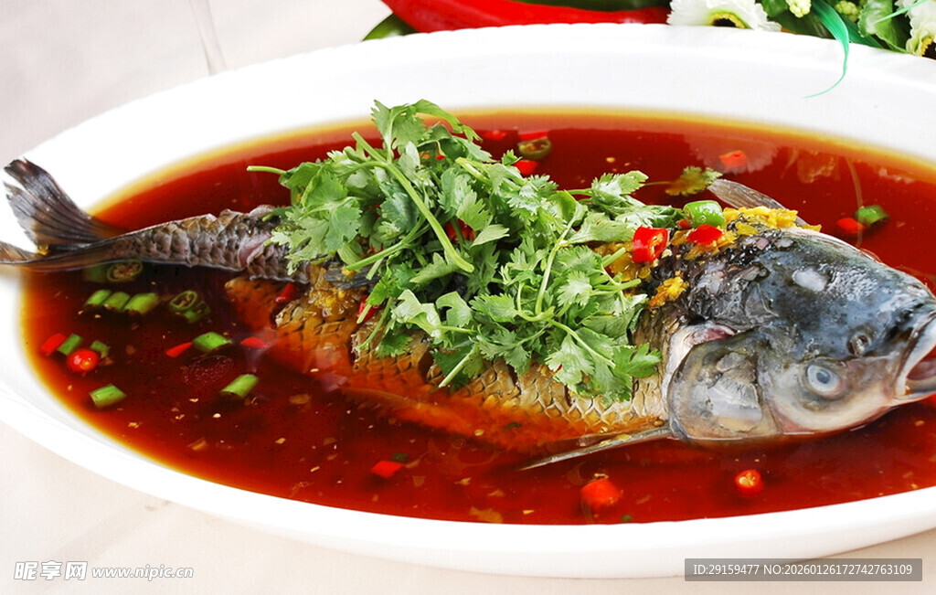 红烧鱼搭配翠绿香菜