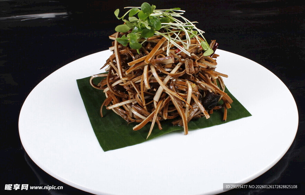 创意摆盘的美味凉拌菜