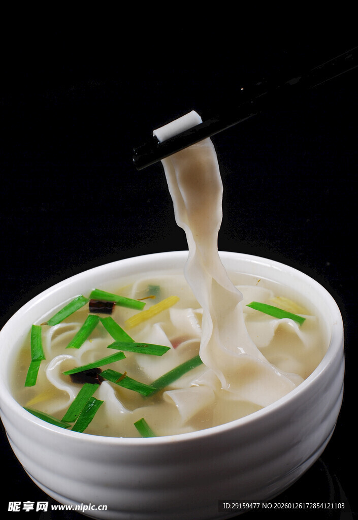 鲜香面条被夹起