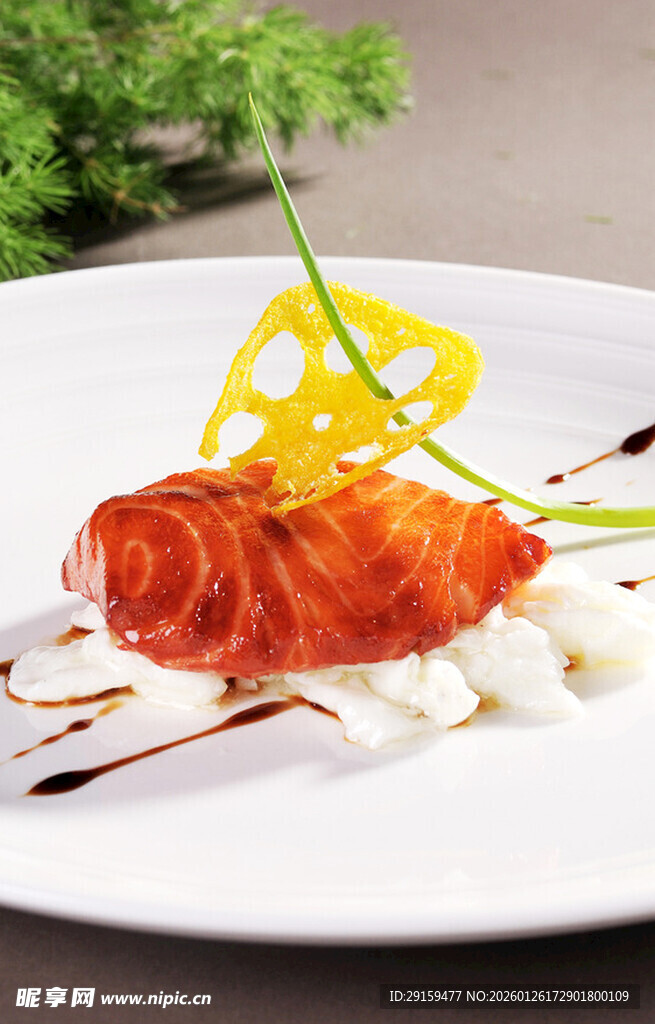 精致摆盘的美味三文鱼料理