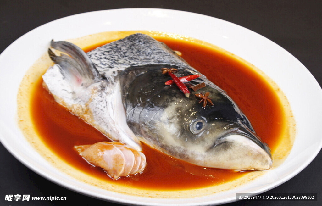 红烧鱼头配鲜虾