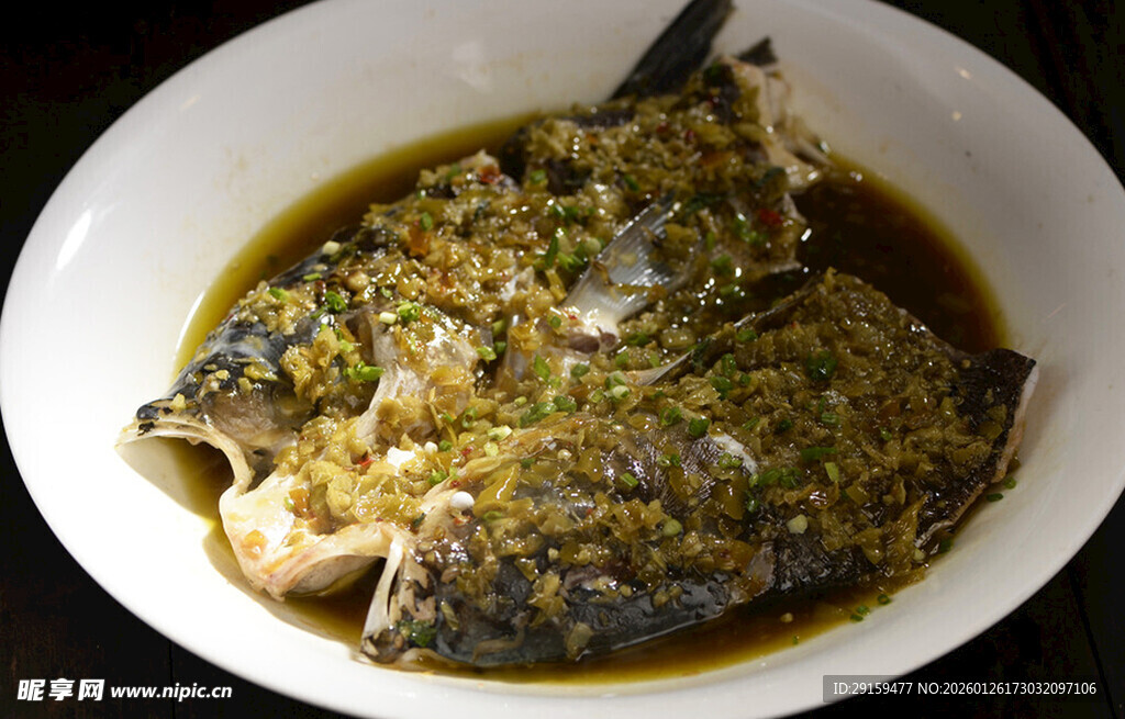 清蒸鱼配特色酱汁