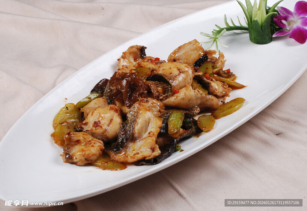 美味爆炒鸡块摆于盘中